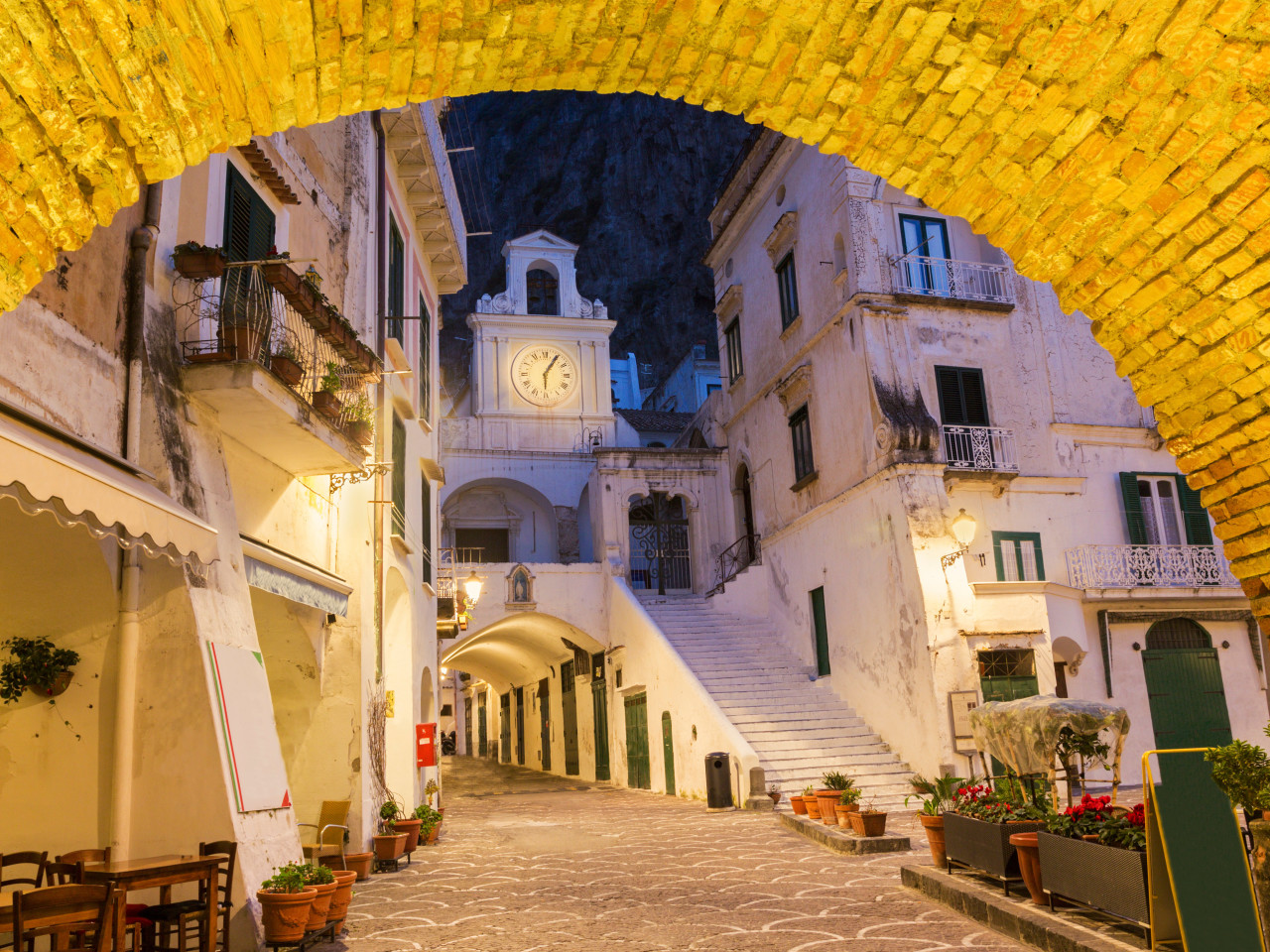 Tutte le piazze iconiche della Costiera Amalfitana